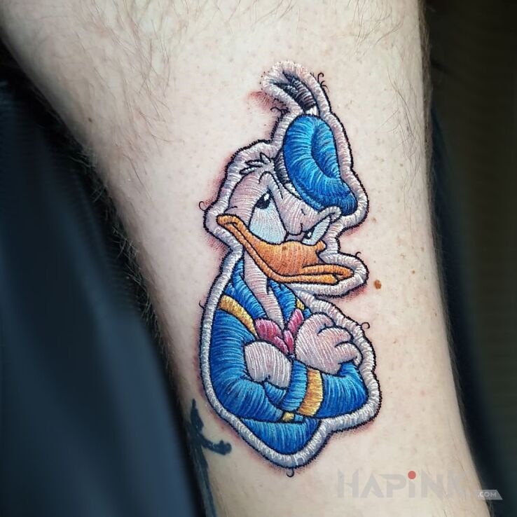 Tattoo Wkurzony kaczorek in characters motif and embroidered style on the forearm