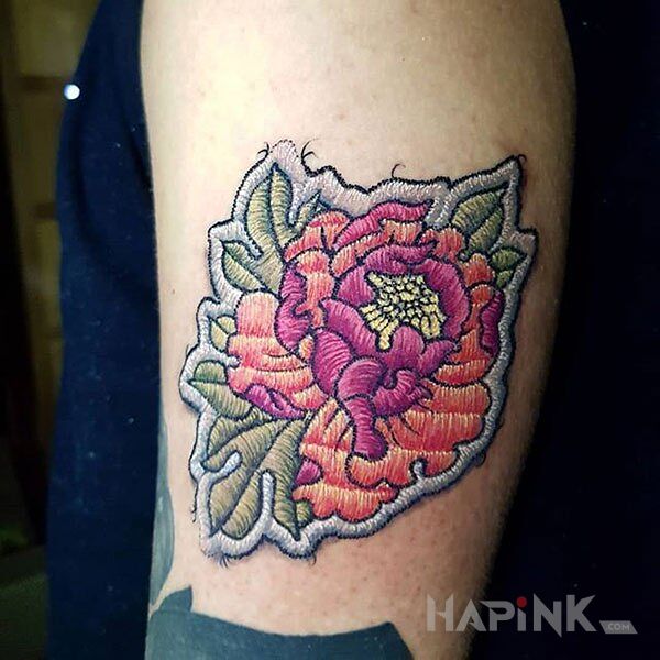 Tattoo Haftowana chryzantema in colorful motif and embroidered style on the forearm