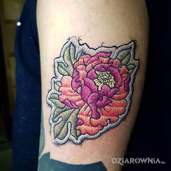 Tatuaż haftowana chryzantema w motywie kwiaty i stylu haftowane na przedramieniu