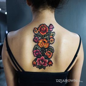 Tatuaż Kwiatki piękne haftowane na plecach motyw: kolorowe styl: haftowane