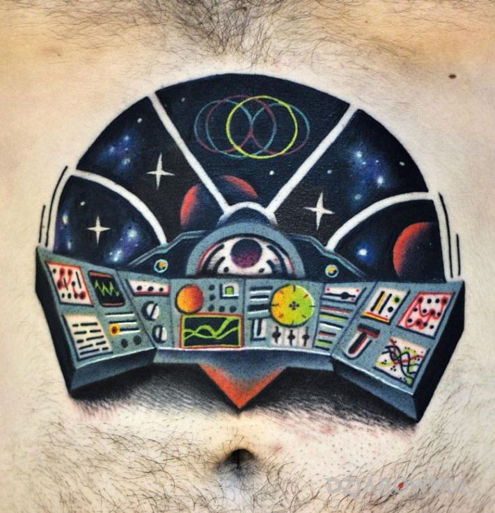 Tatuaż konsoleta w motywie kosmos na brzuchu