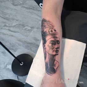 Tattoo Nefretete on the forearm motif: 3D style: realistic