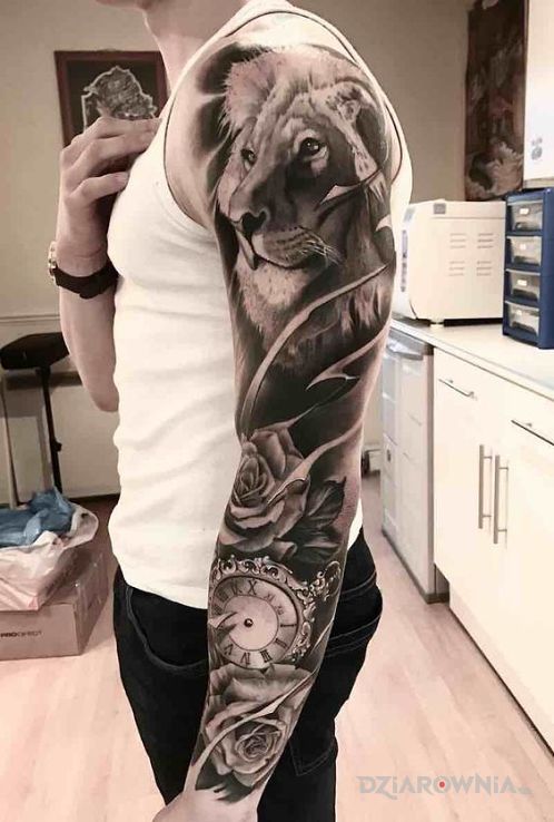 Tatuaż lew róże i zegar w motywie rękawy i stylu realistyczne na ramieniu