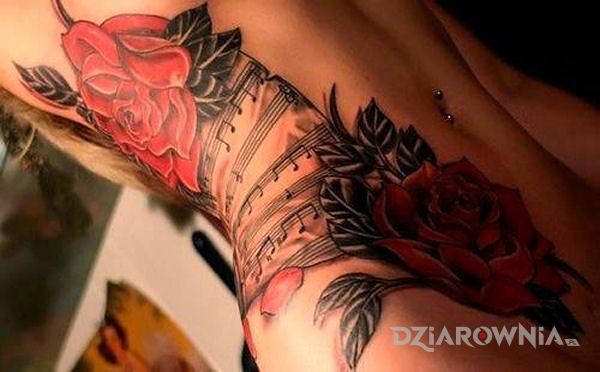 Tatuaż kwiaty na seksownym ciałku w motywie seksowne na żebrach