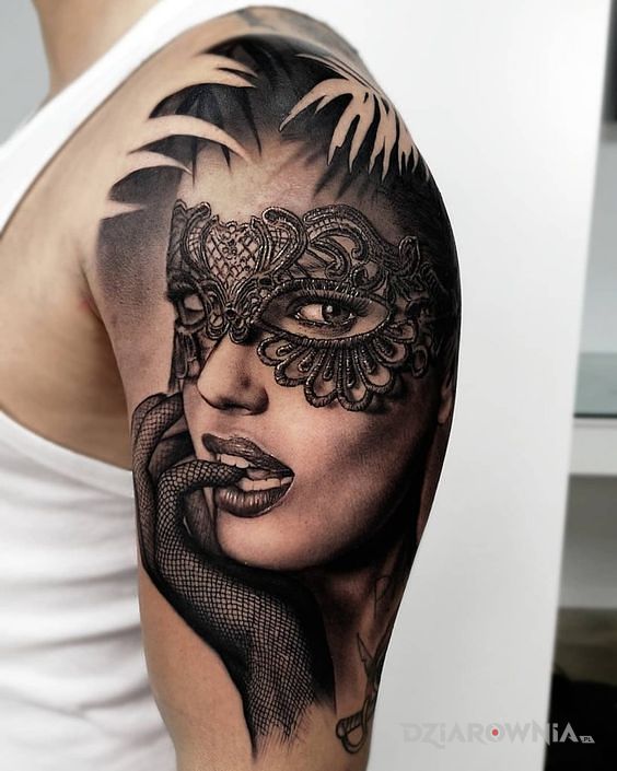 Tatuaż realistyczny portret dziewczyny w motywie czarno-szare i stylu realistyczne na ramieniu
