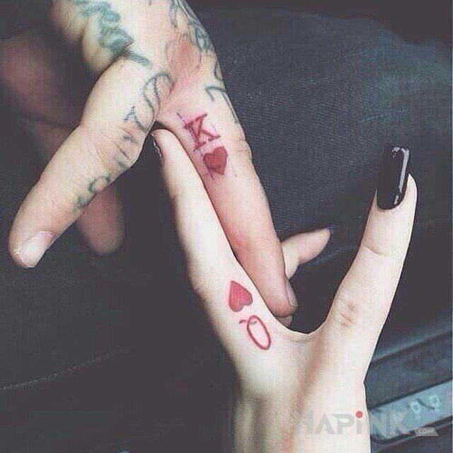 Tattoo Król i królowa in Love motif on the fingers