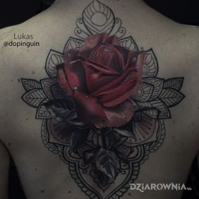 Tatuaż Róża/mandala na plecach motyw: mandale