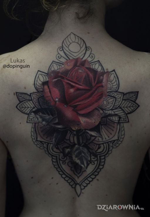 Tatuaż różamandala w motywie seksowne na plecach