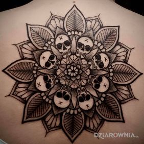 Tatuaż Mandala inaczej na plecach motyw: czaszki styl: graficzne / ilustracyjne