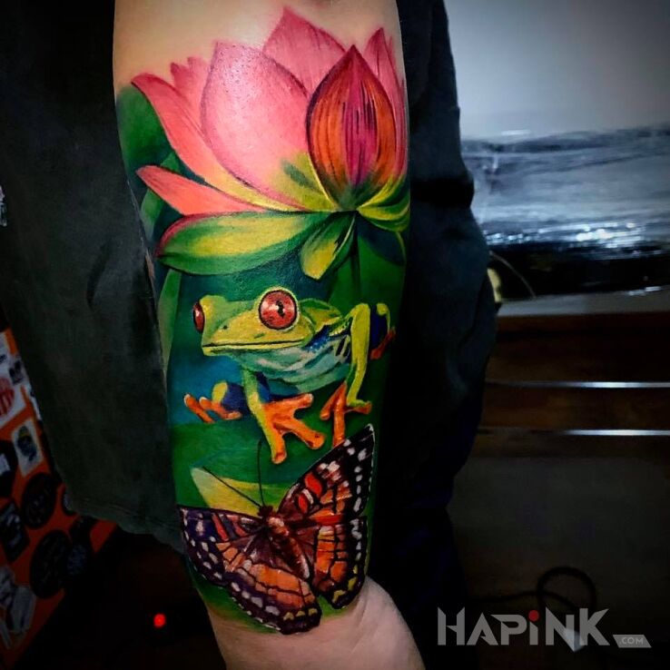 Tattoo Na kolorowo in animals motif and realistic style on the forearm