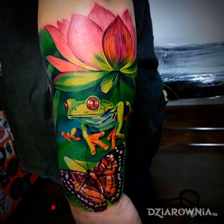 Tatuaż na kolorowo w motywie motyle i stylu realistyczne na przedramieniu