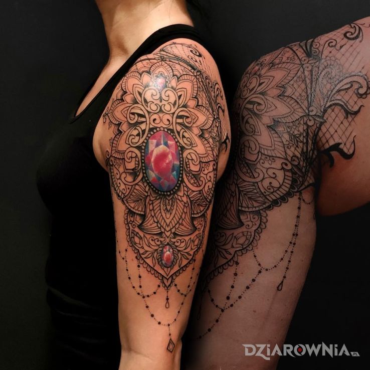 Tatuaż mandala w motywie czarno-szare i stylu graficzne / ilustracyjne na ramieniu