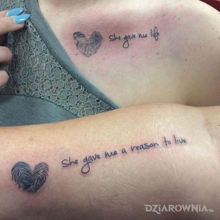 Tatuaż Co ona mi dala w motywie miłosne i stylu kaligrafia na obojczyku