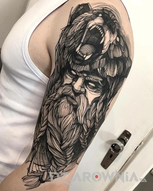 Czarno-szary tatuaż berserker na ramieniu mężczyzny