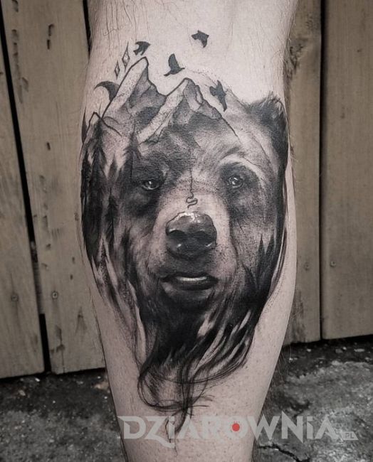 Tatuaż głowa niedźwiedzia na łydce