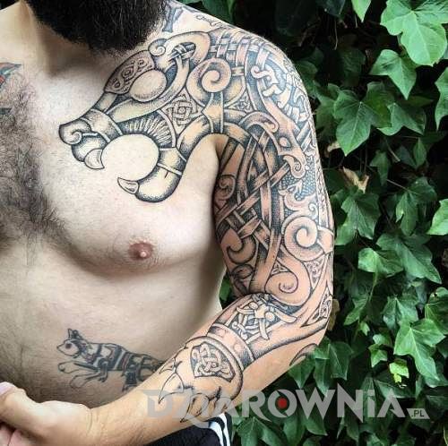 Tatuaż celtycki niedźwiedź na ręce mężczyzny