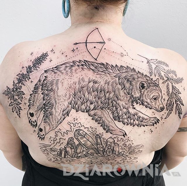 Tatuaż duży niedźwiedź na plecach kobiety