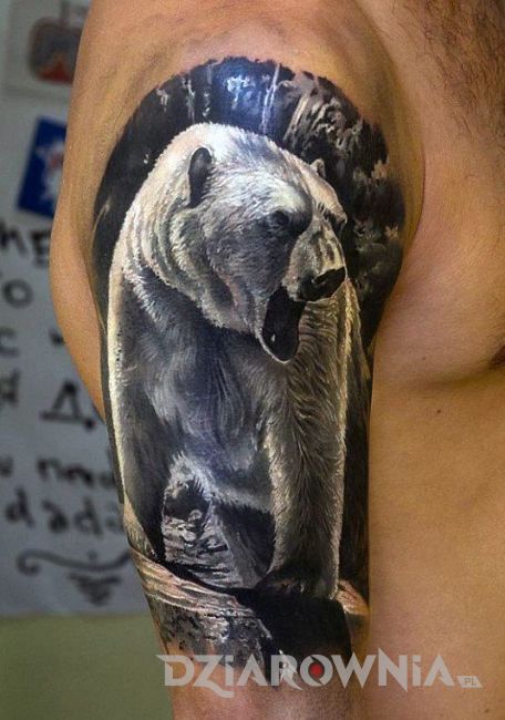 Tatuaż w kolorze niedźwiedź polarny na ramieniu 