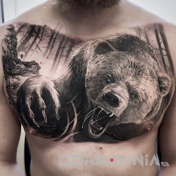 Tatuaż 3d atakujący niedźwiedź na klatce piersiowej mężczyzny