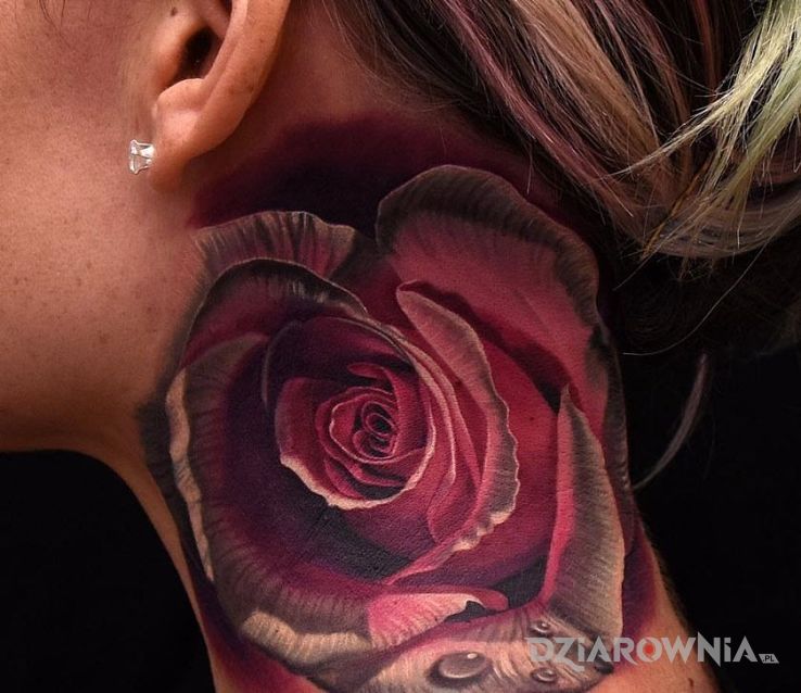 Tatuaż róża 3d w motywie 3D na szyi