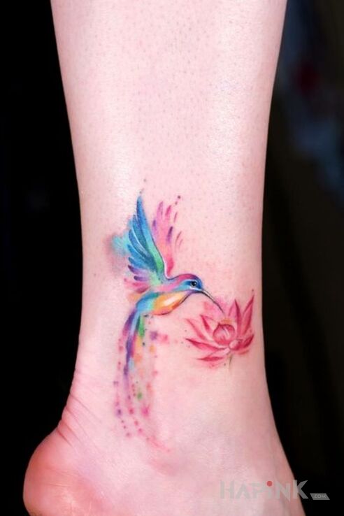 Tattoo Malutki koliberek in animals motif and Watercolor style near the ankle