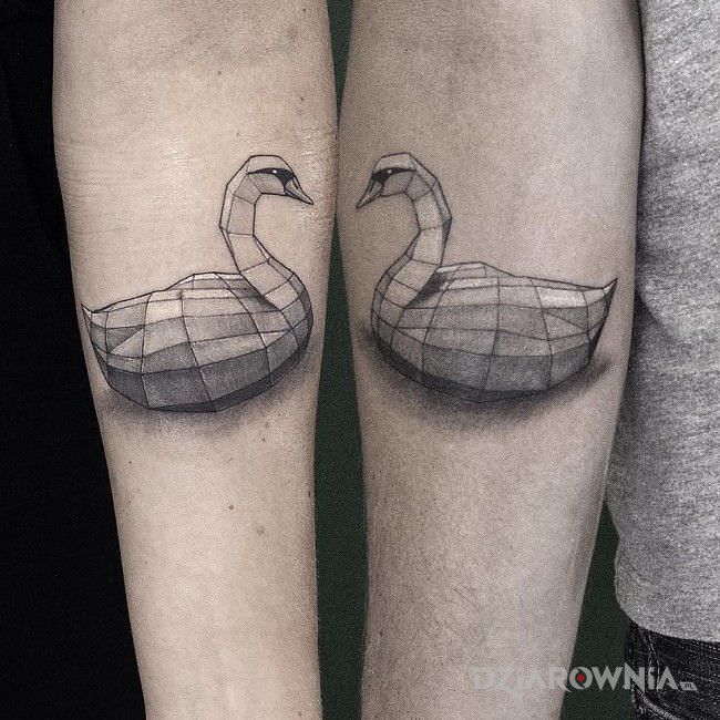 Tatuaż dwa łabędzie w motywie miłosne i stylu graficzne / ilustracyjne na przedramieniu