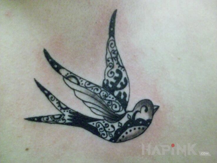 Tattoo Jaskółka in animals motif on the shoulder blades
