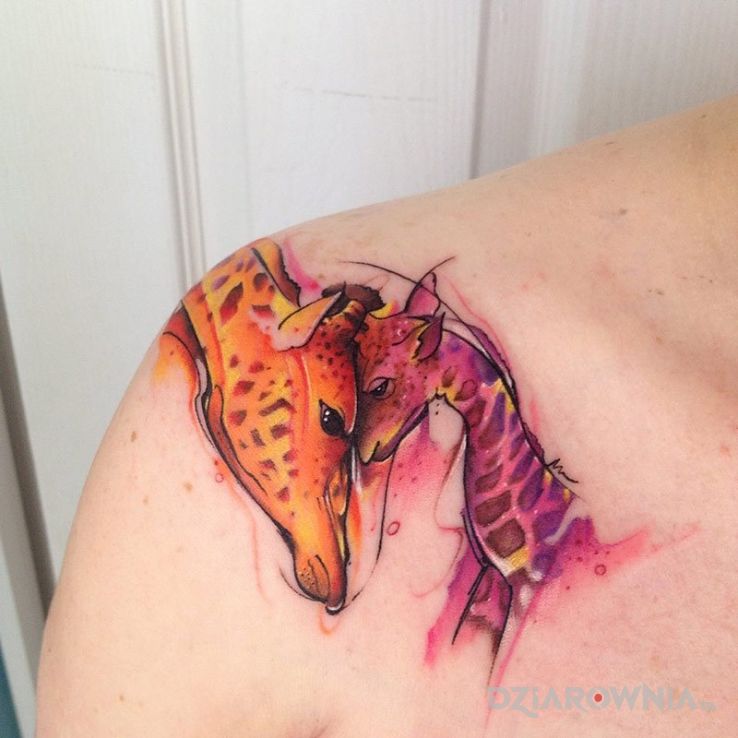 Tatuaż żyrafy w motywie zwierzęta na ramieniu