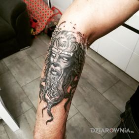 Tatuaż Posejdon :D z opatrunkiem ? na przedramieniu motyw: postacie styl: graficzne / ilustracyjne