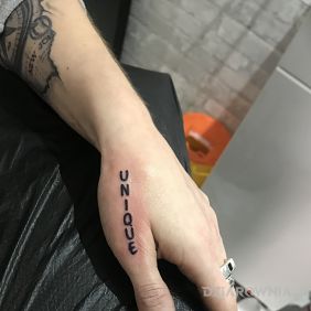 Tatuaż Unikat na dłoni motyw: napisy