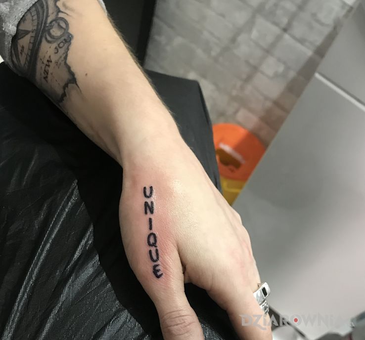 Tatuaż unikat w motywie napisy na dłoni