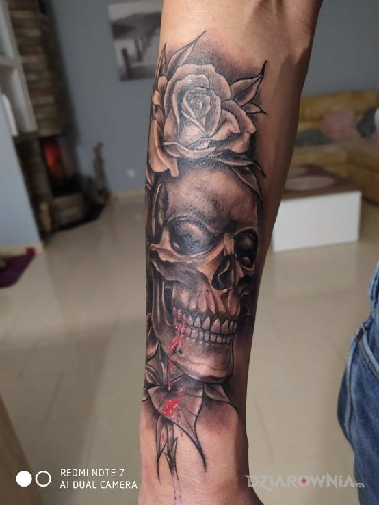 Tatuaż skull  rose w motywie czaszki i stylu realistyczne na przedramieniu