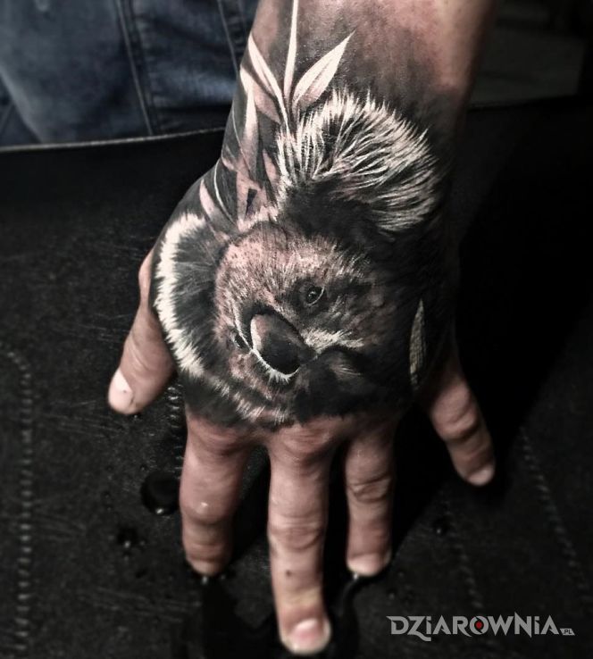 Tatuaż koala w motywie zwierzęta na dłoni