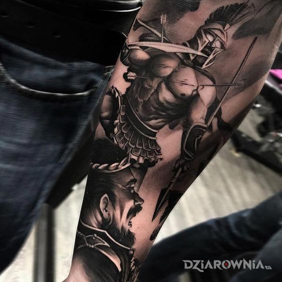 Tatuaż spartanin w motywie czarno-szare i stylu realistyczne na przedramieniu