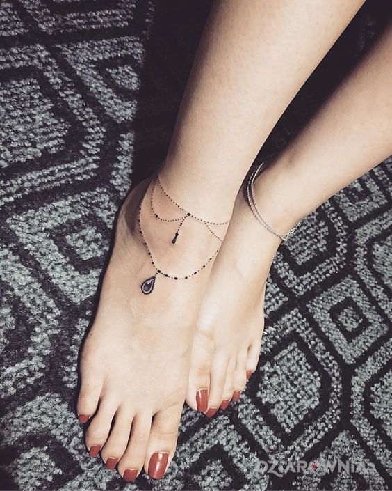 Tatuaż subtelna bransoletka w motywie ornamenty i stylu minimalistyczne na stopie