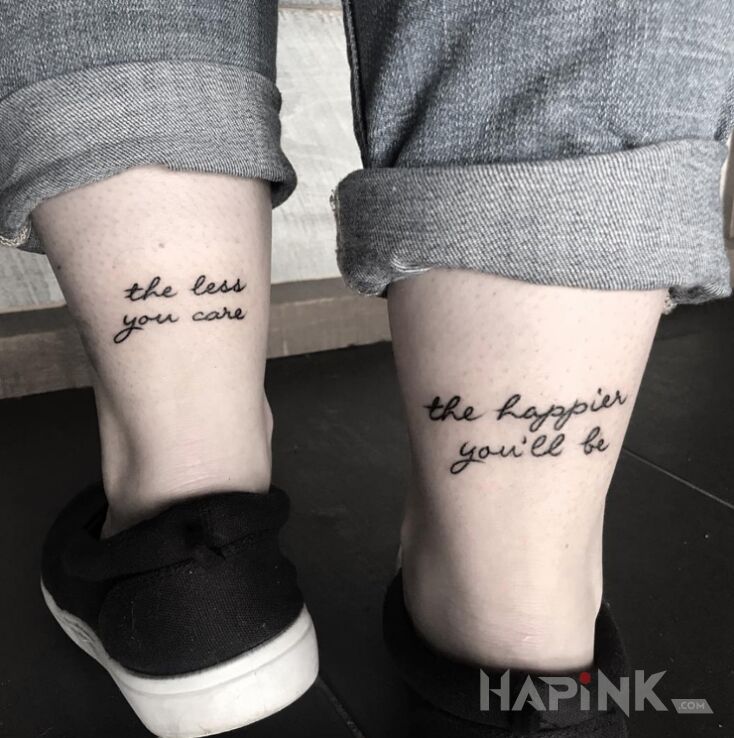 Tattoo Warto się mniej przejmować in lettering motif and calligraphy style on the leg