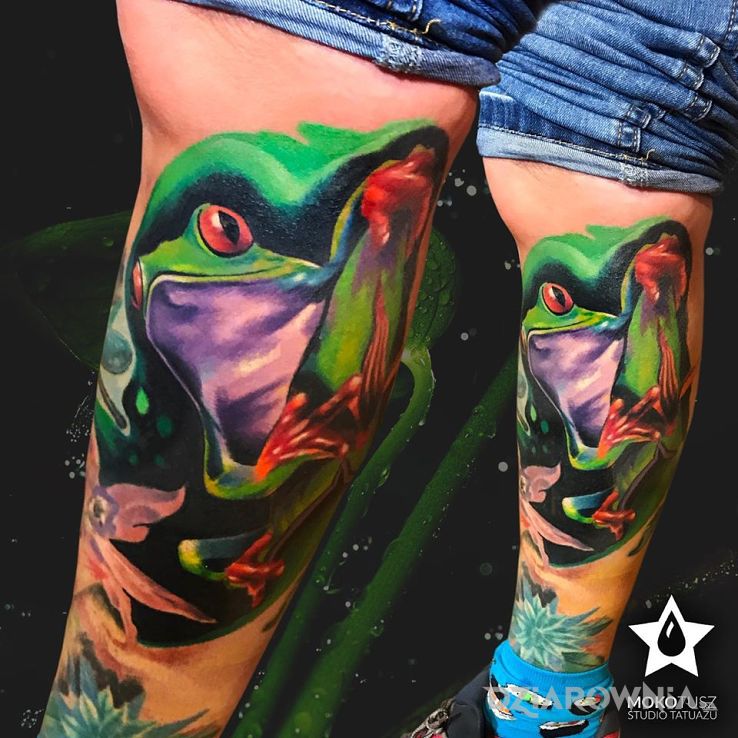 Tatuaż frog tattoo w motywie 3D i stylu realistyczne na łydce