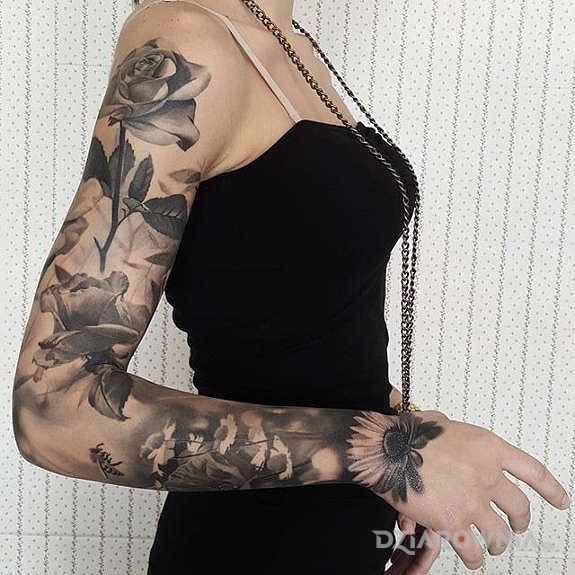 Tatuaż czaro-czarne kwiaty w motywie rękawy na przedramieniu