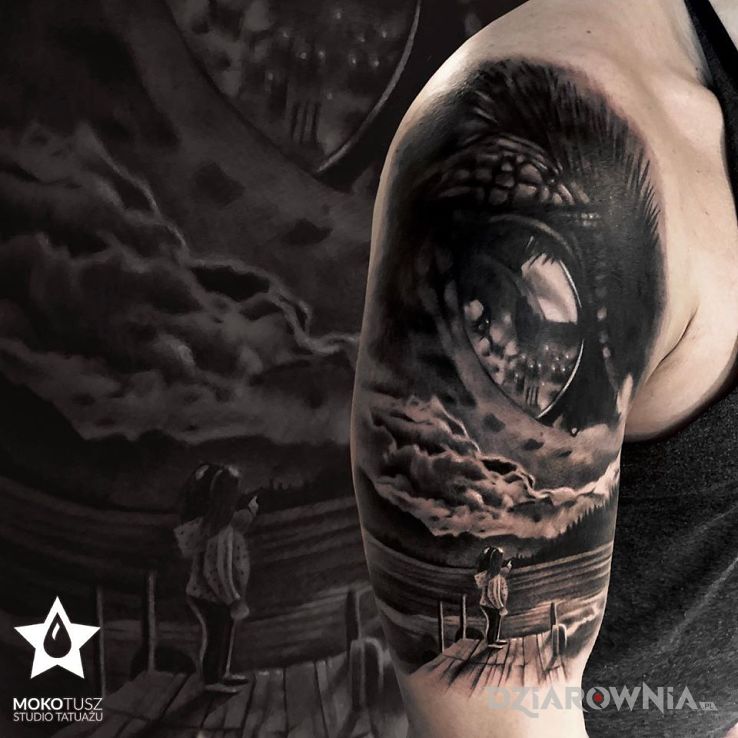 Tatuaż realistyczny początek rękawa w motywie czarno-szare i stylu realistyczne na ramieniu