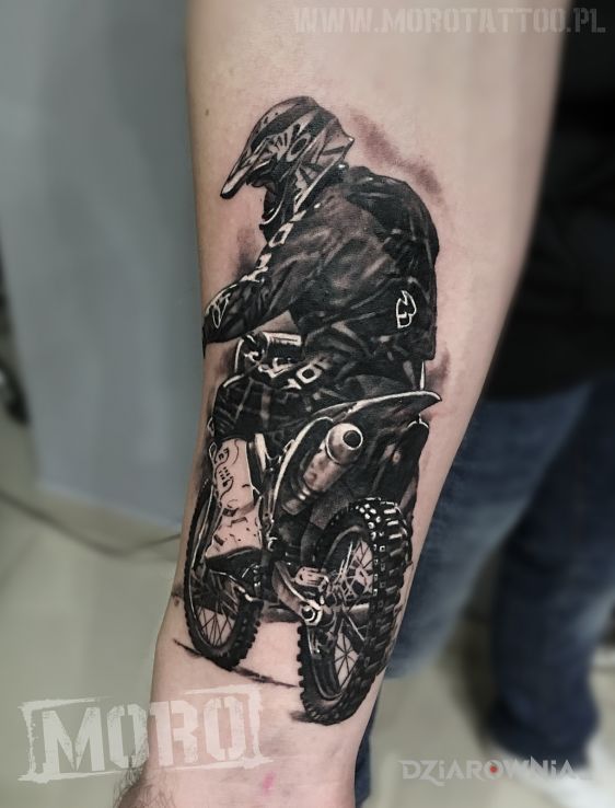 Tatuaż motocyklmotocyklistabiker w motywie 3D i stylu realistyczne na przedramieniu