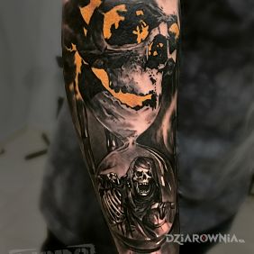 Tatuaż Czaszka/Klepsydra/Zombi na przedramieniu motyw: czaszki styl: realistyczne
