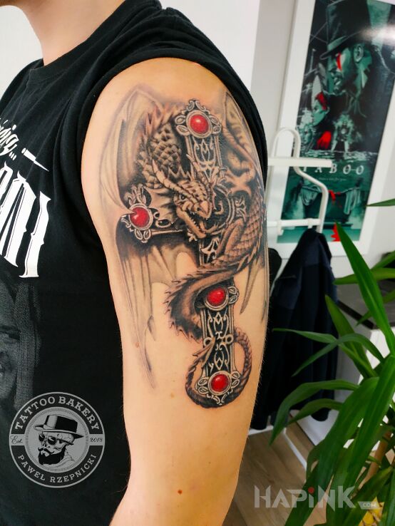 Tattoo Smok in dragons motif and graphic / illustrative style on the upper arm