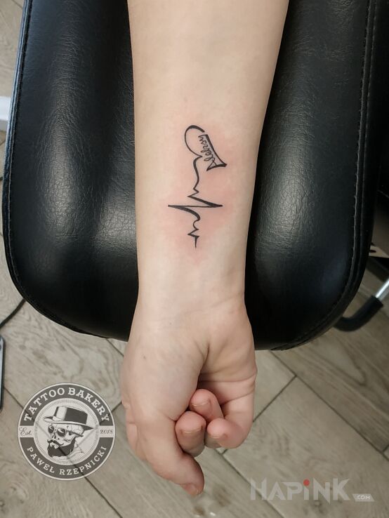 Tattoo Serce in lettering motif and minimalistic style on the forearm