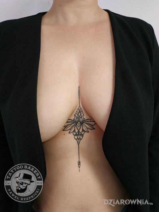 Tatuaż lotos w motywie kwiaty i stylu graficzne / ilustracyjne na piersiach