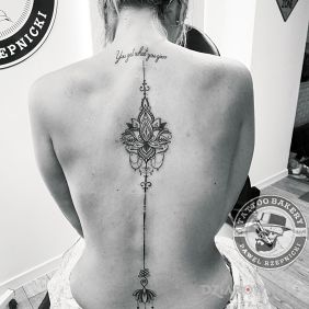 Tatuaż Lotos na plecach motyw: ornamenty styl: graficzne / ilustracyjne