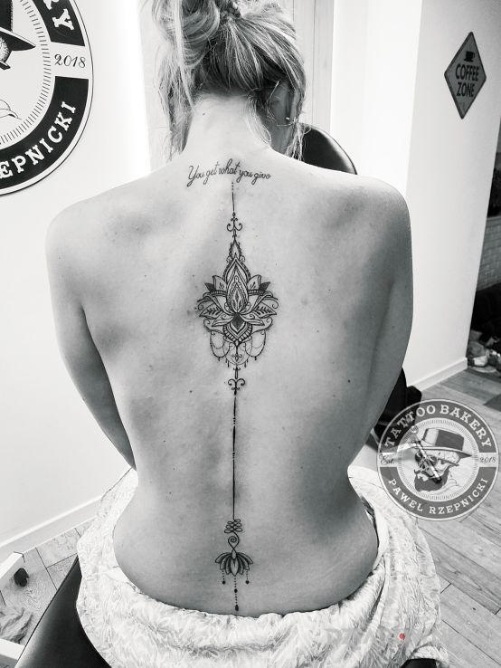 Tatuaż lotos w motywie kwiaty i stylu graficzne / ilustracyjne na plecach