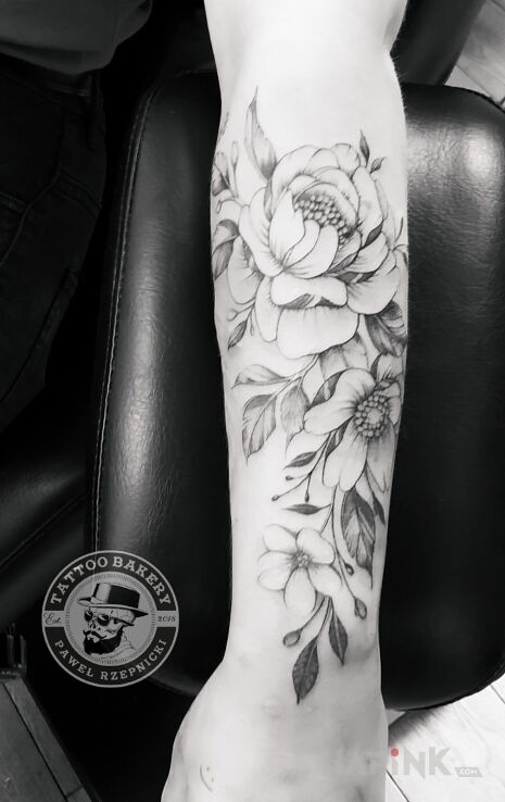 Tattoo Kwiaty in flowers motif and graphic / illustrative style on the forearm