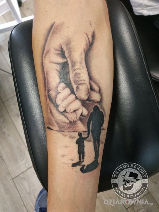 Tatuaż ojciec i syn w motywie czarno-szare i stylu realistyczne na przedramieniu