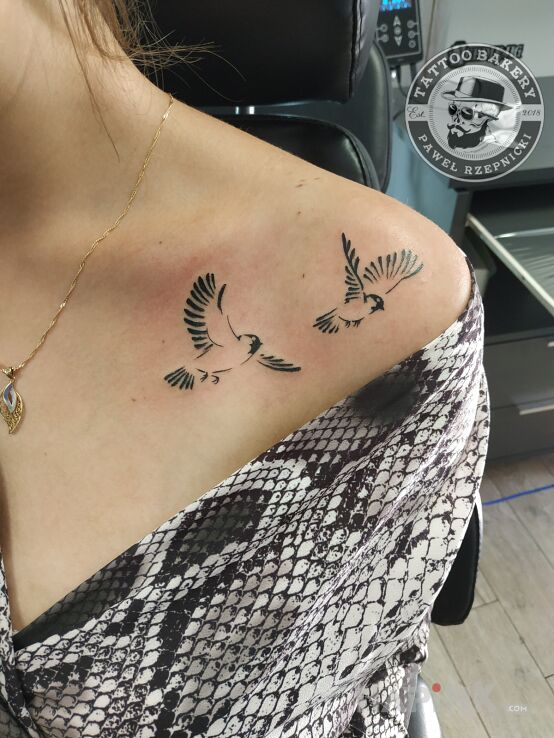 Tattoo Ptaki in animals motif and minimalistic style on the collarbone