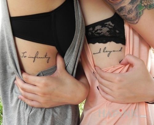 Tattoo Napis dla pary in lettering motif on the ribs